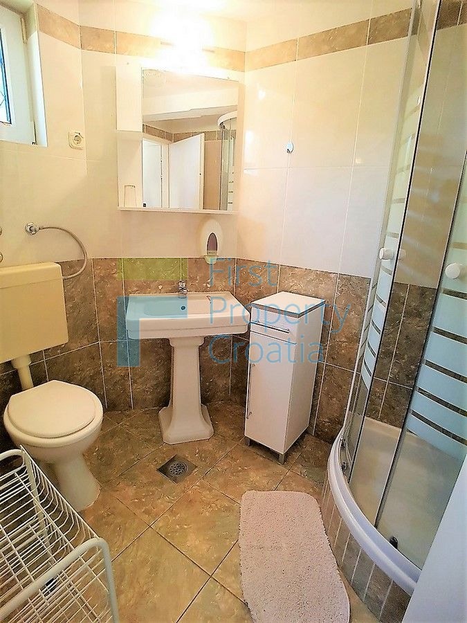 SI1421 - Apartmanska kuća samo 50m od mora, Primošten, na prodaju