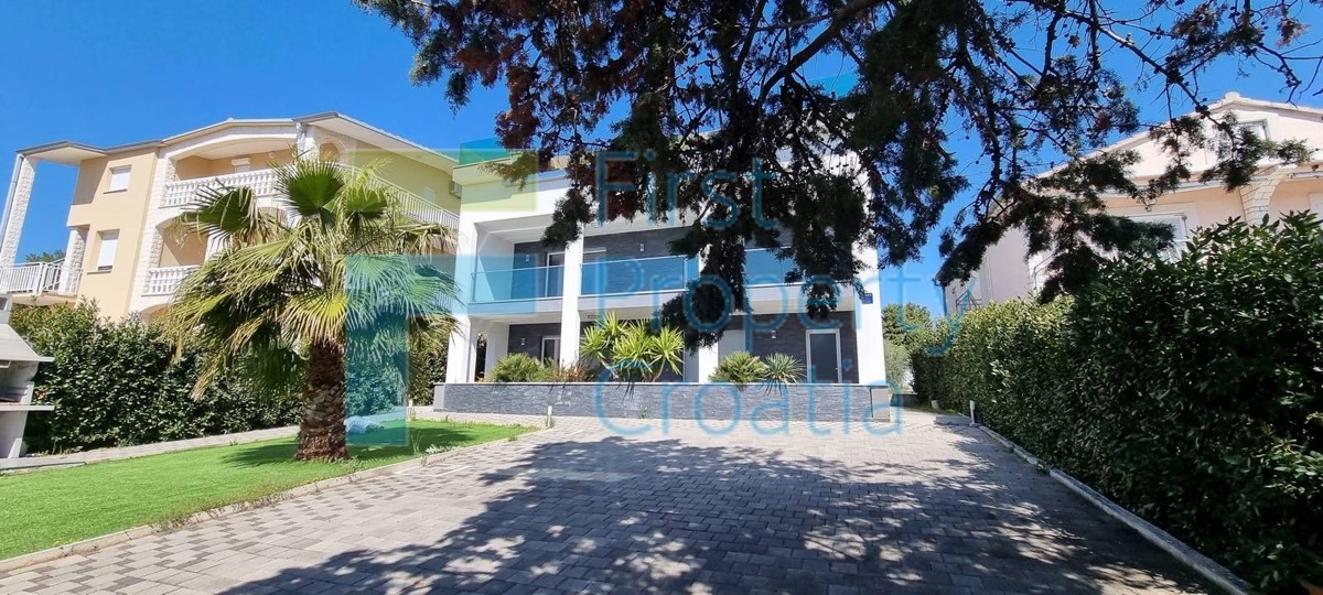 RG1574 - Moderna vila u blizini mora i plaže, Rogoznica, na prodaju