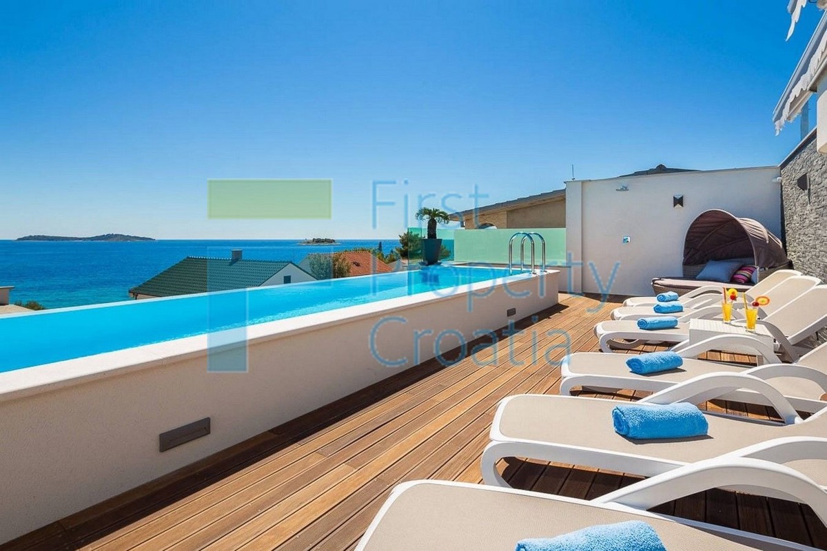 RG1574 - Moderna vila u blizini mora i plaže, Rogoznica, na prodaju