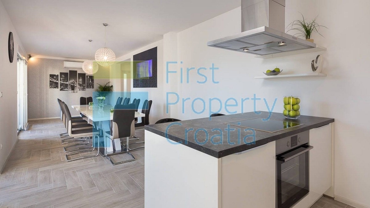 RG1574 - Moderna vila u blizini mora i plaže, Rogoznica, na prodaju