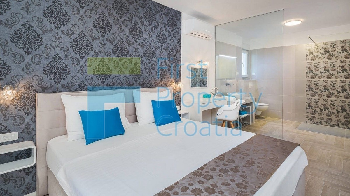 RG1574 - Moderna vila u blizini mora i plaže, Rogoznica, na prodaju