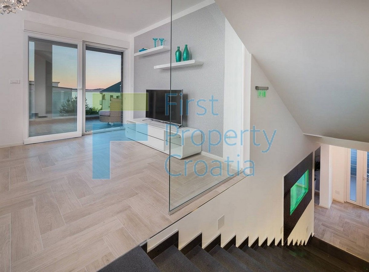 RG1574 - Moderna vila u blizini mora i plaže, Rogoznica, na prodaju