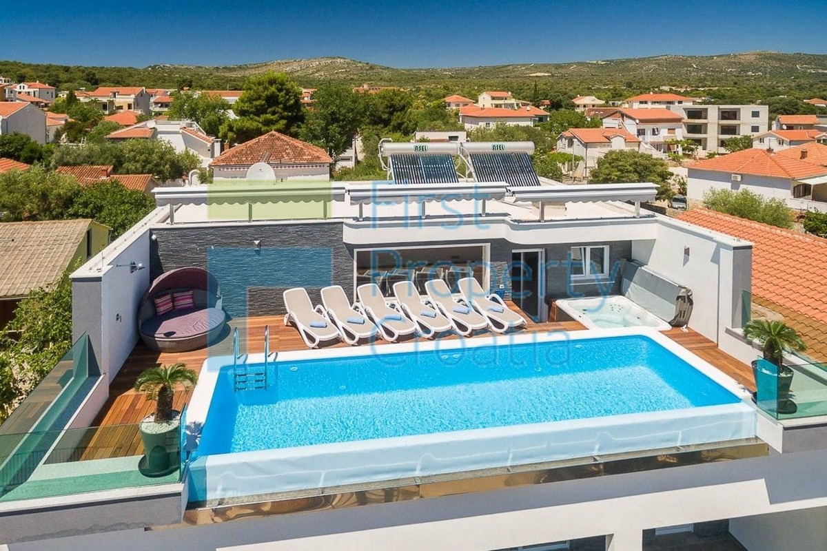 RG1574 - Moderna vila u blizini mora i plaže, Rogoznica, na prodaju