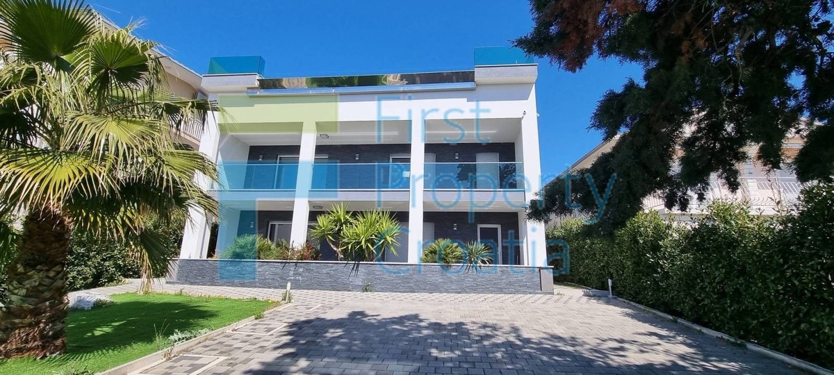 RG1574 - Moderna vila u blizini mora i plaže, Rogoznica, na prodaju