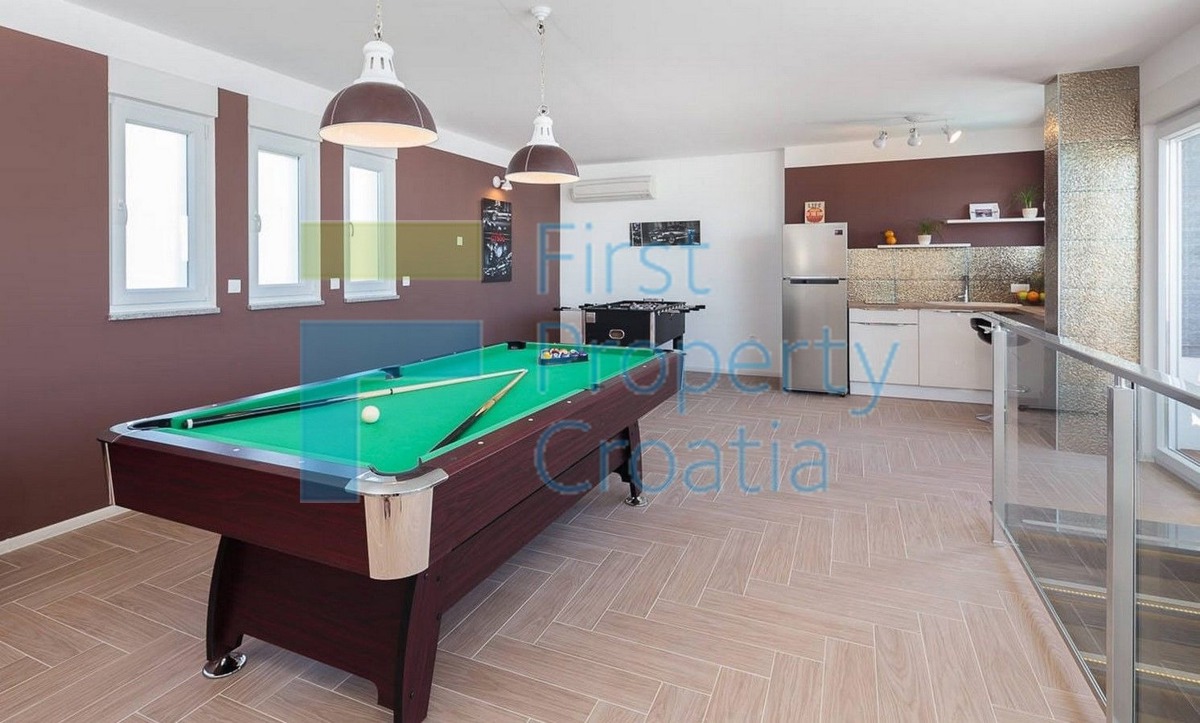 RG1574 - Moderna vila u blizini mora i plaže, Rogoznica, na prodaju