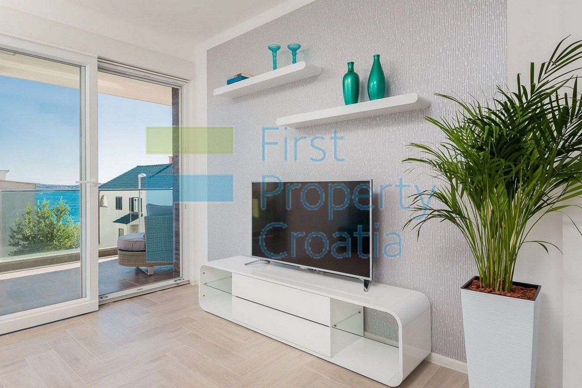 RG1574 - Moderna vila u blizini mora i plaže, Rogoznica, na prodaju