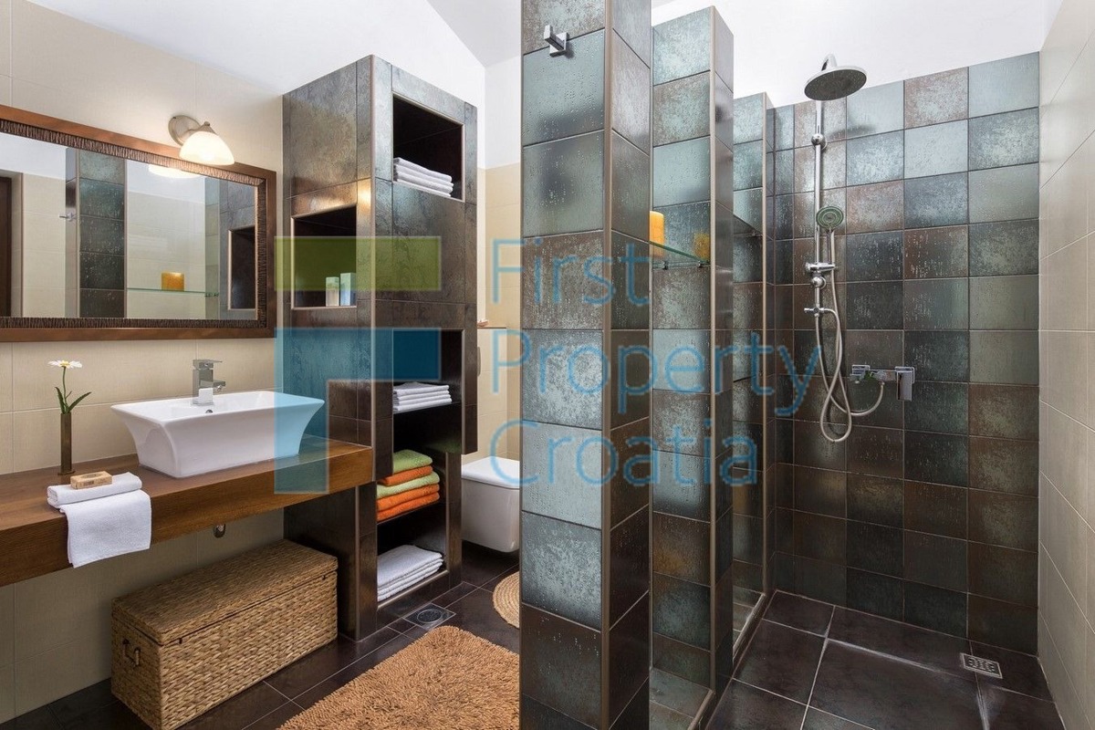 TG1560 - Imanje na velikoj parceli, okolica Trogira, na prodaju