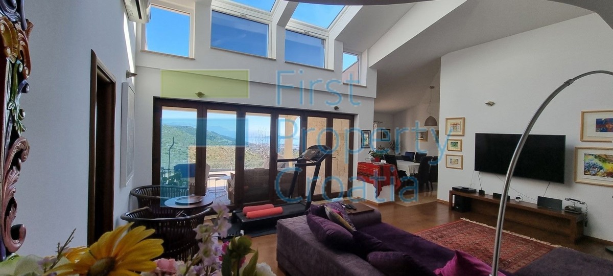 TG1560 - Imanje na velikoj parceli, okolica Trogira, na prodaju