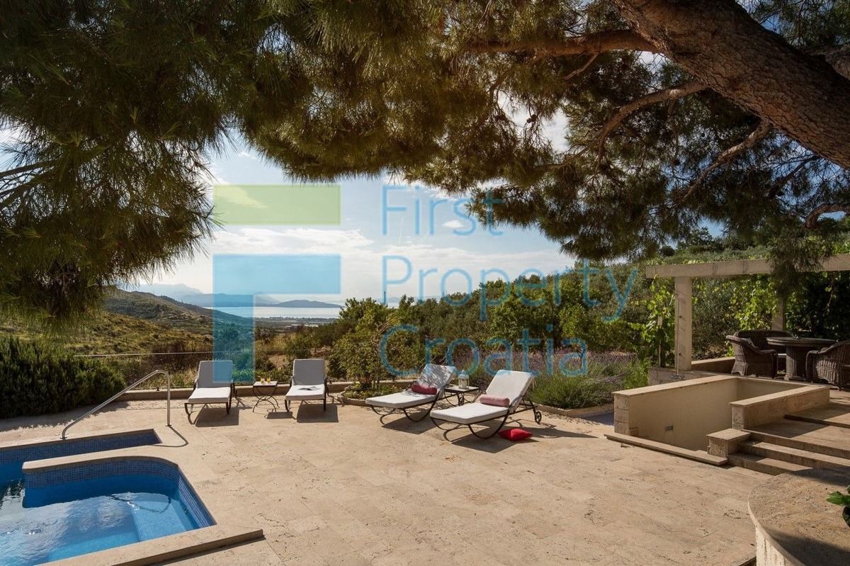 TG1560 - Imanje na velikoj parceli, okolica Trogira, na prodaju