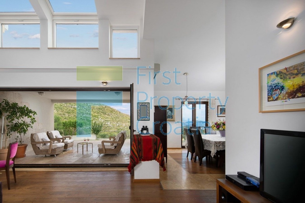 TG1560 - Imanje na velikoj parceli, okolica Trogira, na prodaju