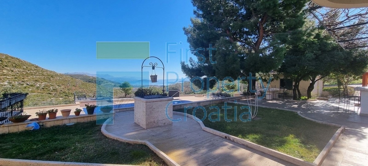 TG1560 - Imanje na velikoj parceli, okolica Trogira, na prodaju