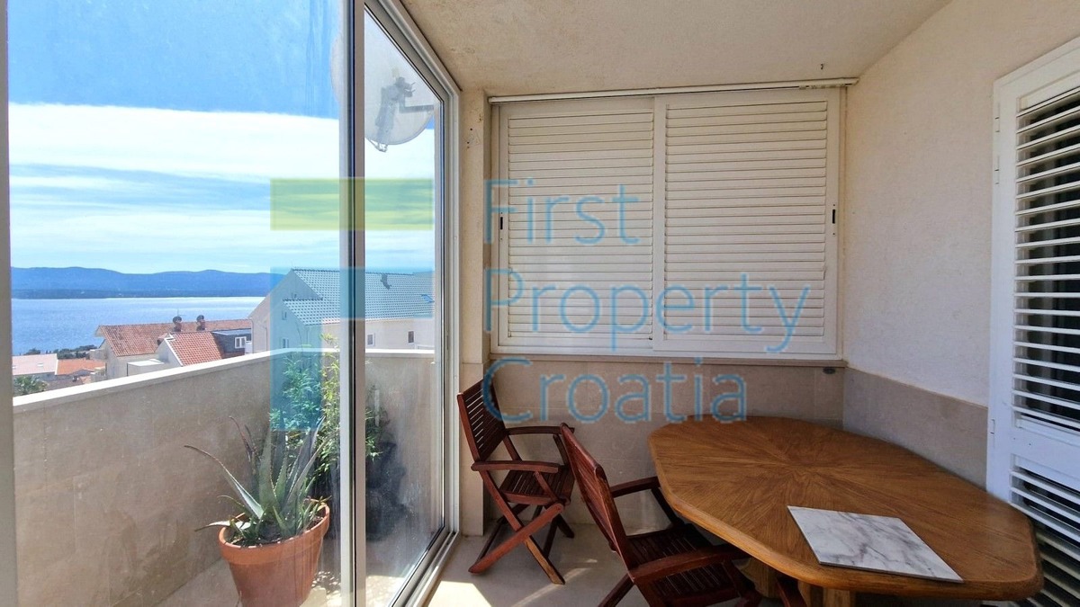 BR1729 - Namješteni apartman sa potkrovljem, Brač, na prodaju
