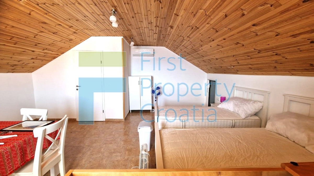 BR1729 - Namješteni apartman sa potkrovljem, Brač, na prodaju