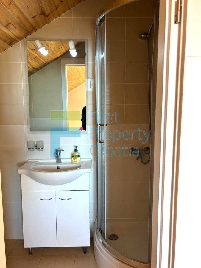 BR1729 - Namješteni apartman sa potkrovljem, Brač, na prodaju