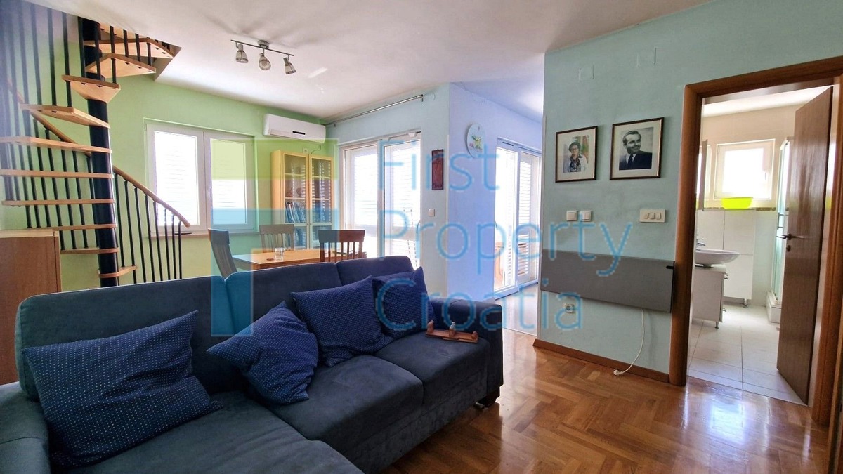 BR1729 - Namješteni apartman sa potkrovljem, Brač, na prodaju