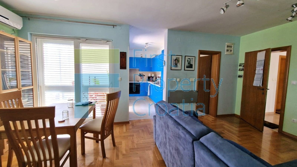 BR1729 - Namješteni apartman sa potkrovljem, Brač, na prodaju