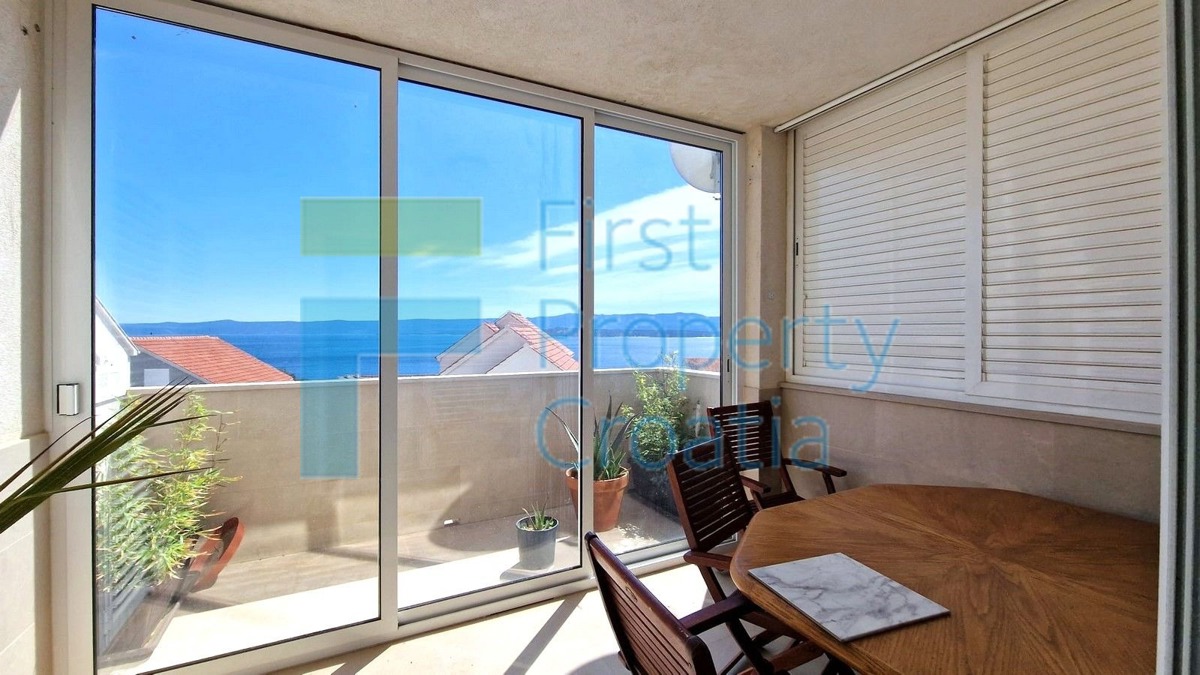 BR1729 - Namješteni apartman sa potkrovljem, Brač, na prodaju