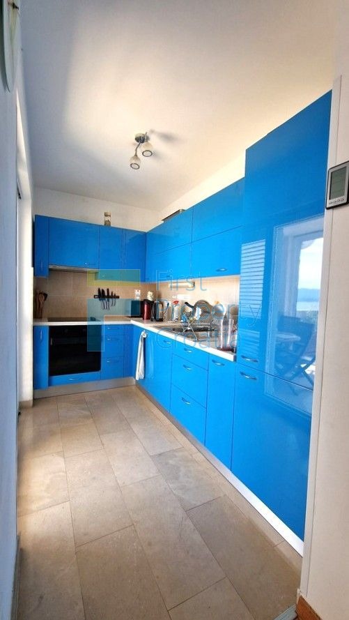 BR1729 - Namješteni apartman sa potkrovljem, Brač, na prodaju