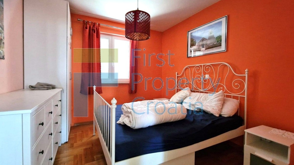 BR1729 - Namješteni apartman sa potkrovljem, Brač, na prodaju