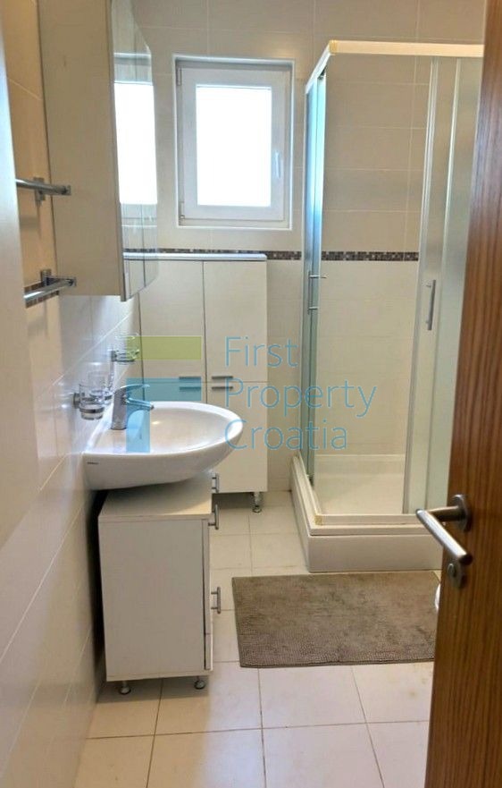 BR1729 - Namješteni apartman sa potkrovljem, Brač, na prodaju