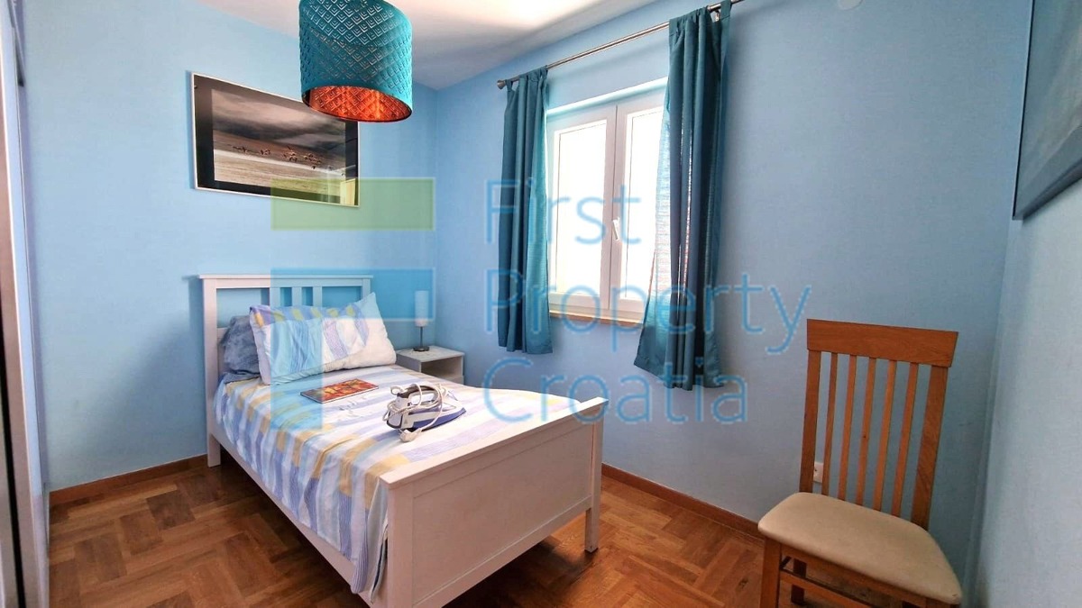 BR1729 - Namješteni apartman sa potkrovljem, Brač, na prodaju