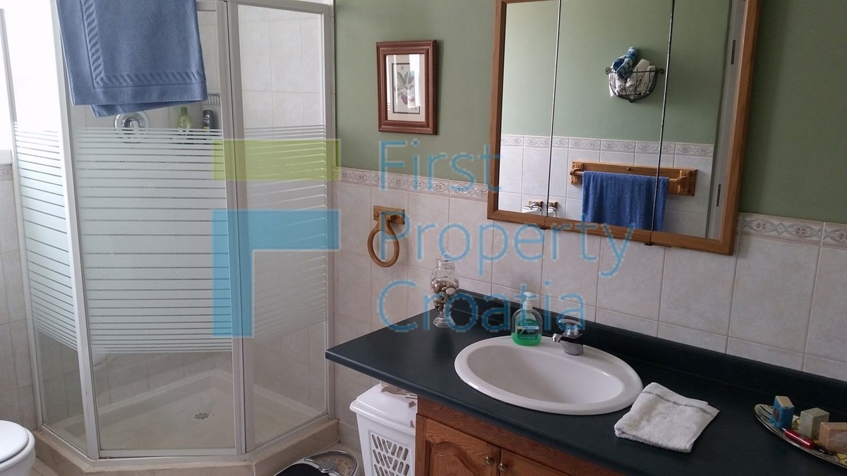 BR1074 - Kuća u blizini mora na vrlo velikoj parceli, Brač, na prodaju