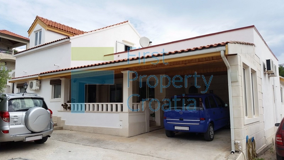 BR1074 - Kuća u blizini mora na vrlo velikoj parceli, Brač, na prodaju