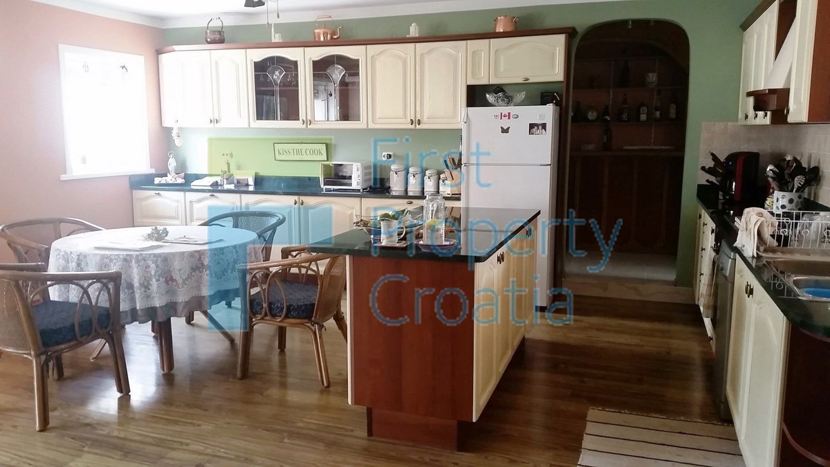 BR1074 - Kuća u blizini mora na vrlo velikoj parceli, Brač, na prodaju