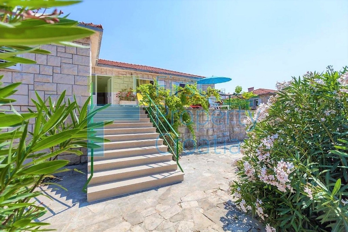 BR1653 - Kuća na velikoj parceli na odličnoj lokaciji, Brač, prodaja