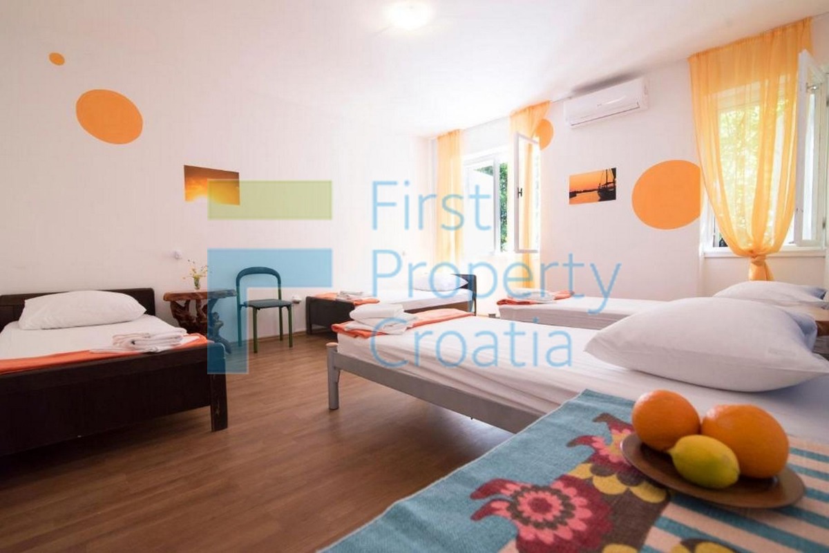 BR1653 - Kuća na velikoj parceli na odličnoj lokaciji, Brač, prodaja