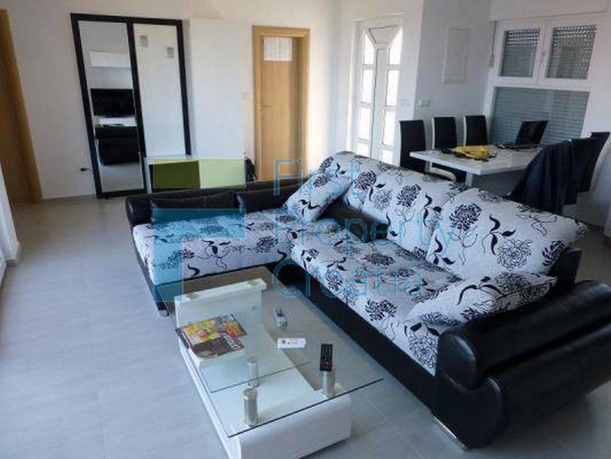 TG1716 - Trosobni apartman u blizini plaže, Čiovo, na prodaju