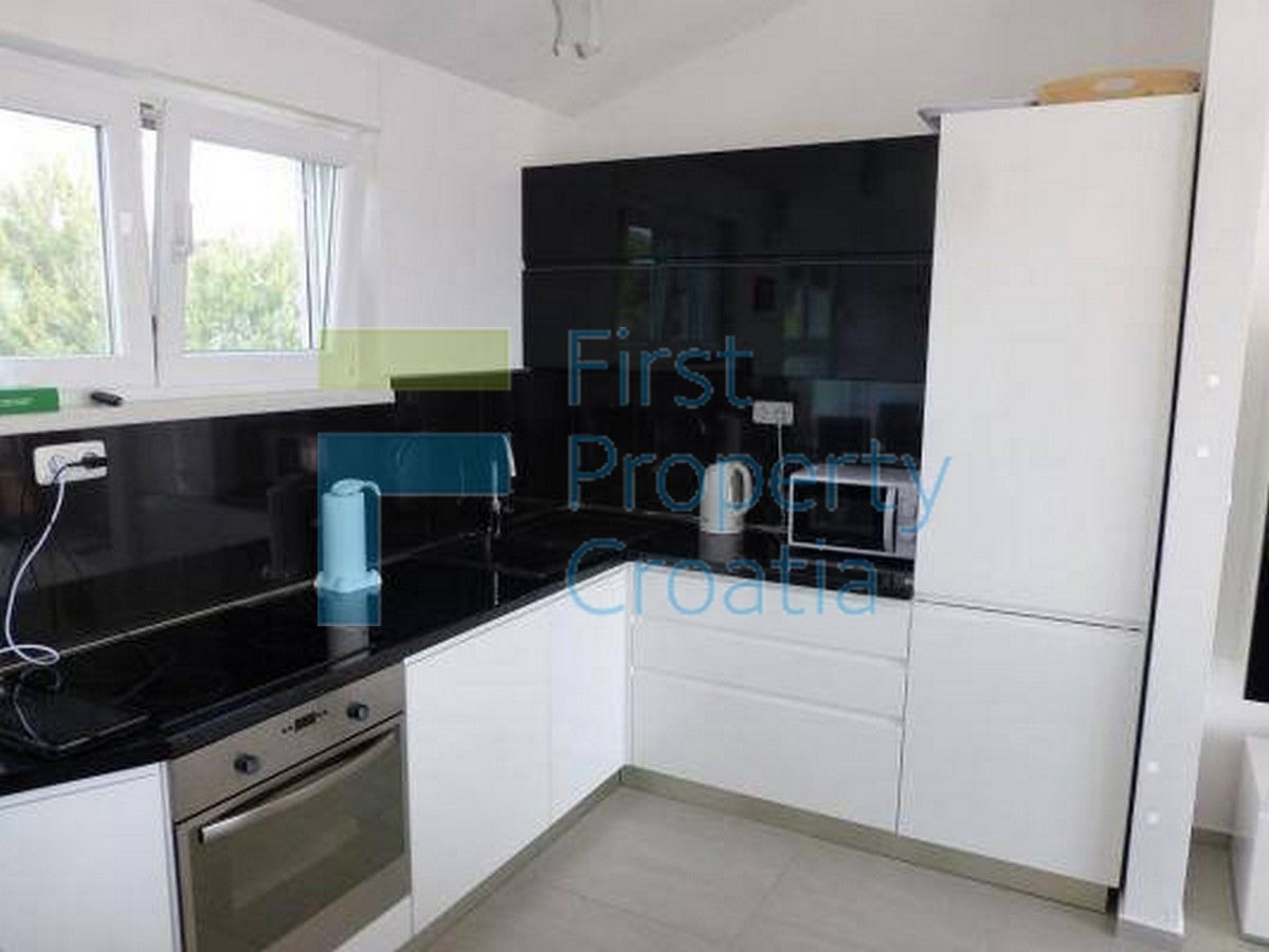 TG1716 - Trosobni apartman u blizini plaže, Čiovo, na prodaju