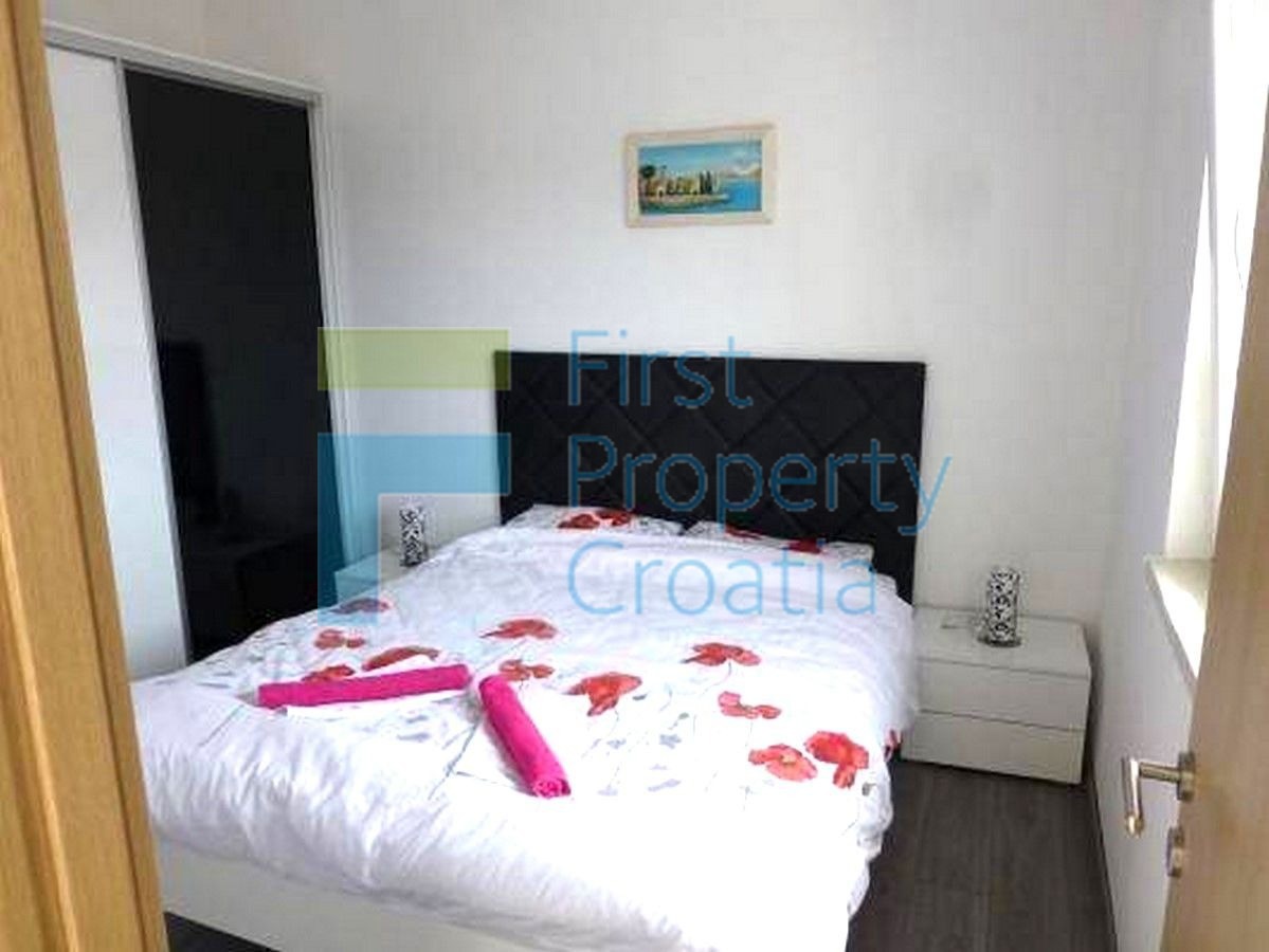 TG1716 - Trosobni apartman u blizini plaže, Čiovo, na prodaju