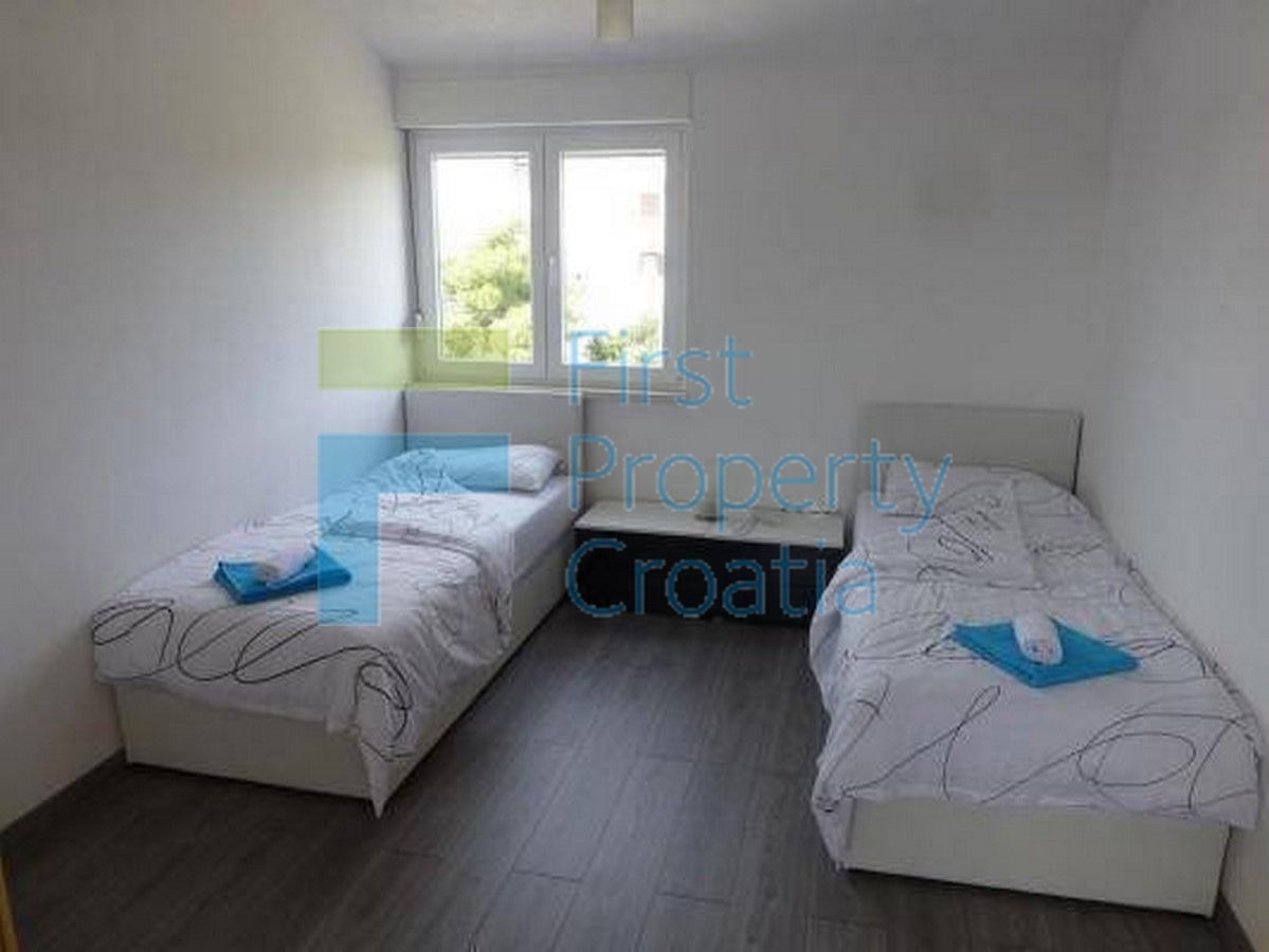 TG1716 - Trosobni apartman u blizini plaže, Čiovo, na prodaju