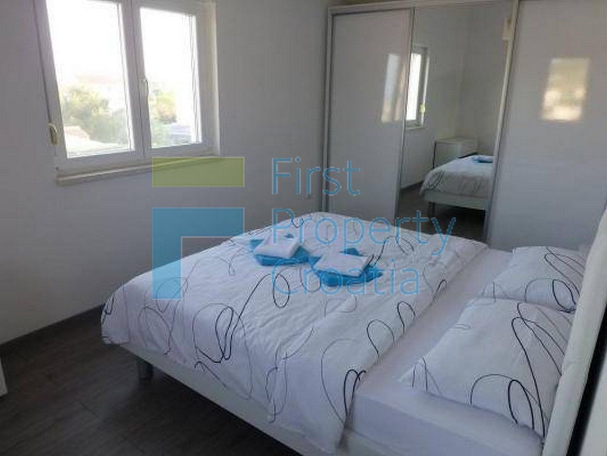 TG1716 - Trosobni apartman u blizini plaže, Čiovo, na prodaju