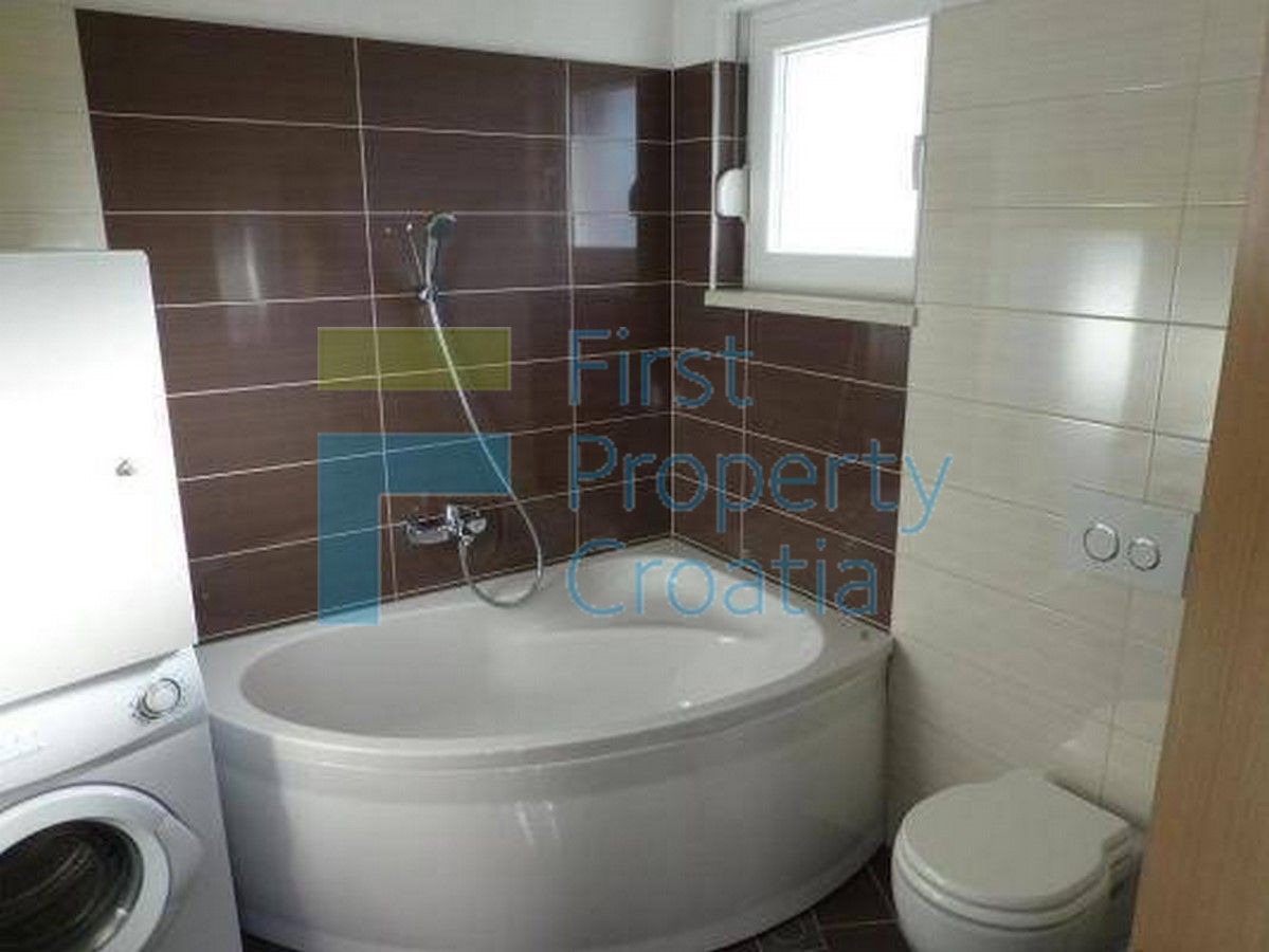 TG1716 - Trosobni apartman u blizini plaže, Čiovo, na prodaju