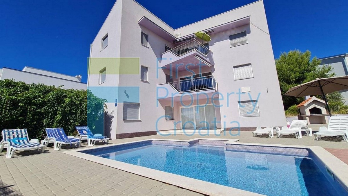 TG1716 - Trosobni apartman u blizini plaže, Čiovo, na prodaju