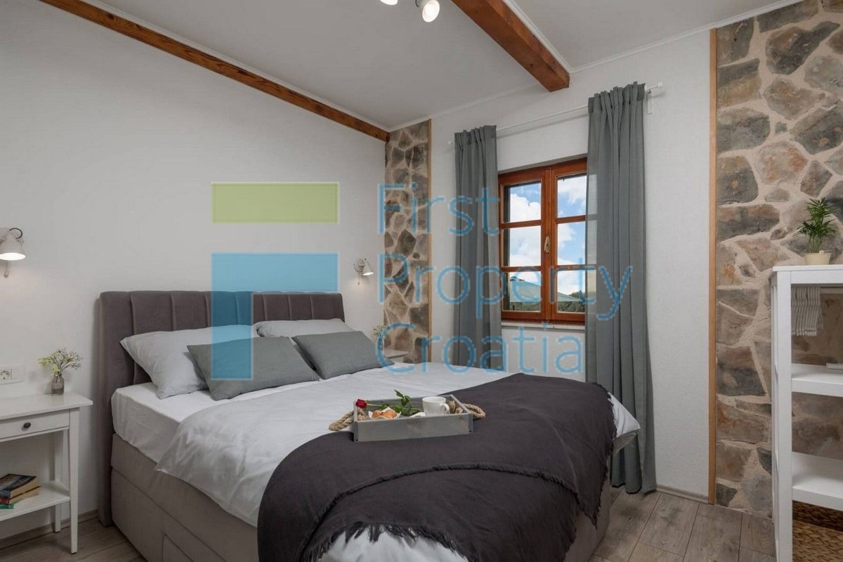 RG1575 - Kamena vila u mirnom okruženju, okolica Rogoznice, na prodaju