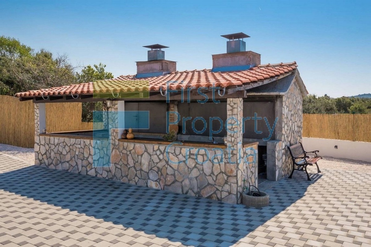 RG1575 - Kamena vila u mirnom okruženju, okolica Rogoznice, na prodaju