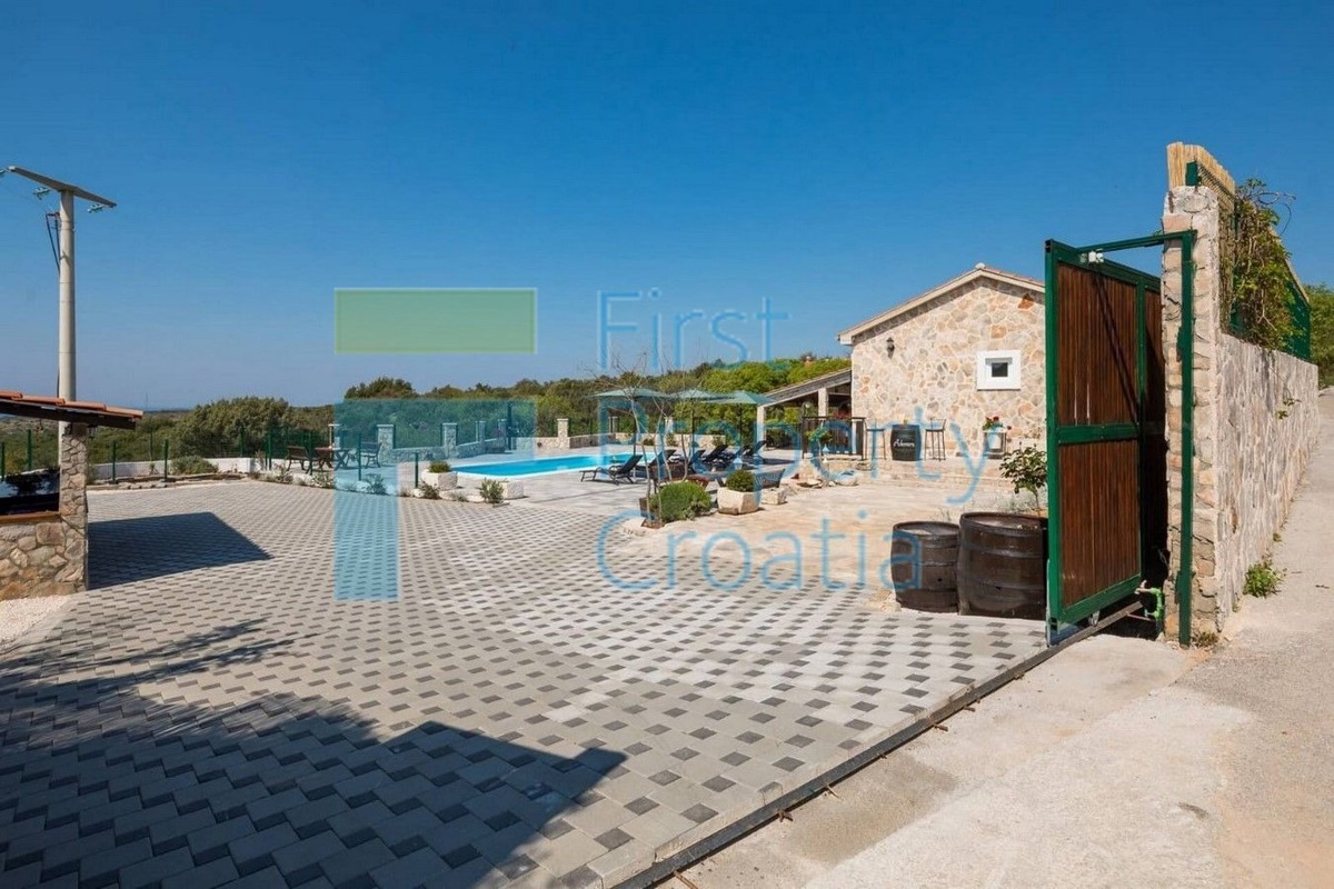 RG1575 - Kamena vila u mirnom okruženju, okolica Rogoznice, na prodaju