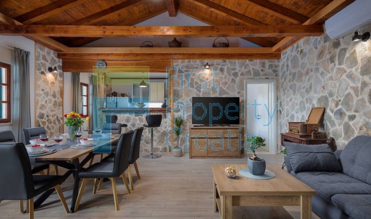 RG1575 - Kamena vila u mirnom okruženju, okolica Rogoznice, na prodaju