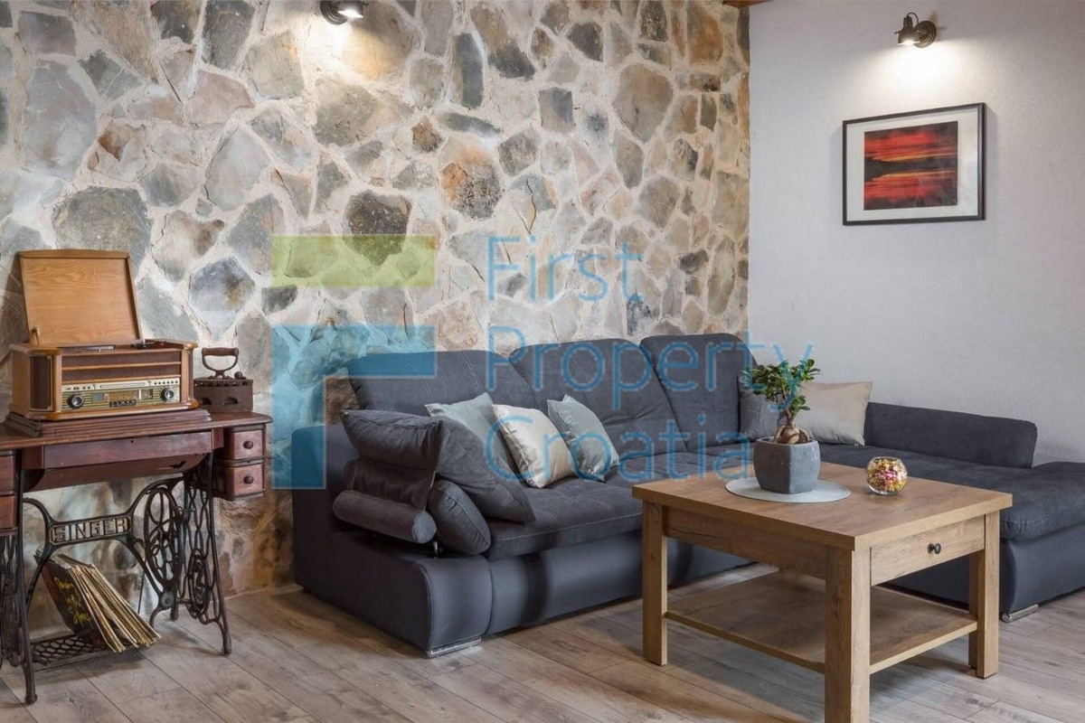 RG1575 - Kamena vila u mirnom okruženju, okolica Rogoznice, na prodaju