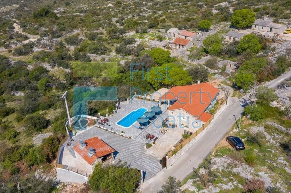 RG1575 - Kamena vila u mirnom okruženju, okolica Rogoznice, na prodaju