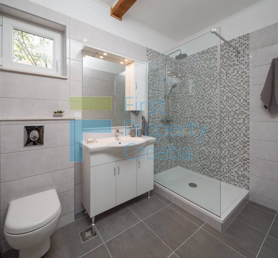 RG1575 - Kamena vila u mirnom okruženju, okolica Rogoznice, na prodaju