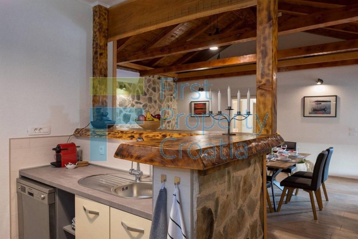 RG1575 - Kamena vila u mirnom okruženju, okolica Rogoznice, na prodaju