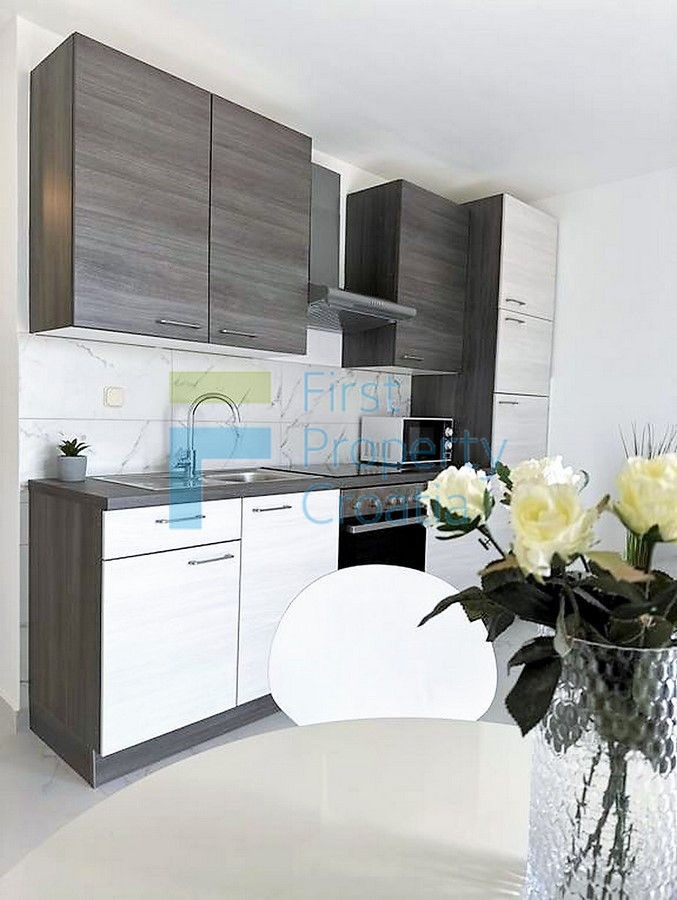 TG0233 - Prostrana apartmanska kuća s bazenom, otok Čiovo, na prodaju