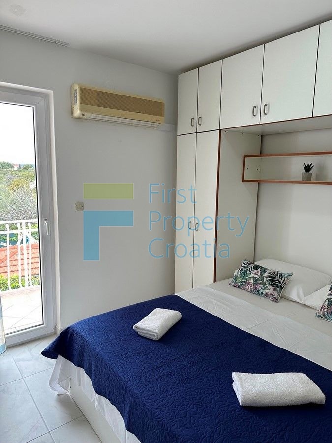 TG0233 - Prostrana apartmanska kuća s bazenom, otok Čiovo, na prodaju