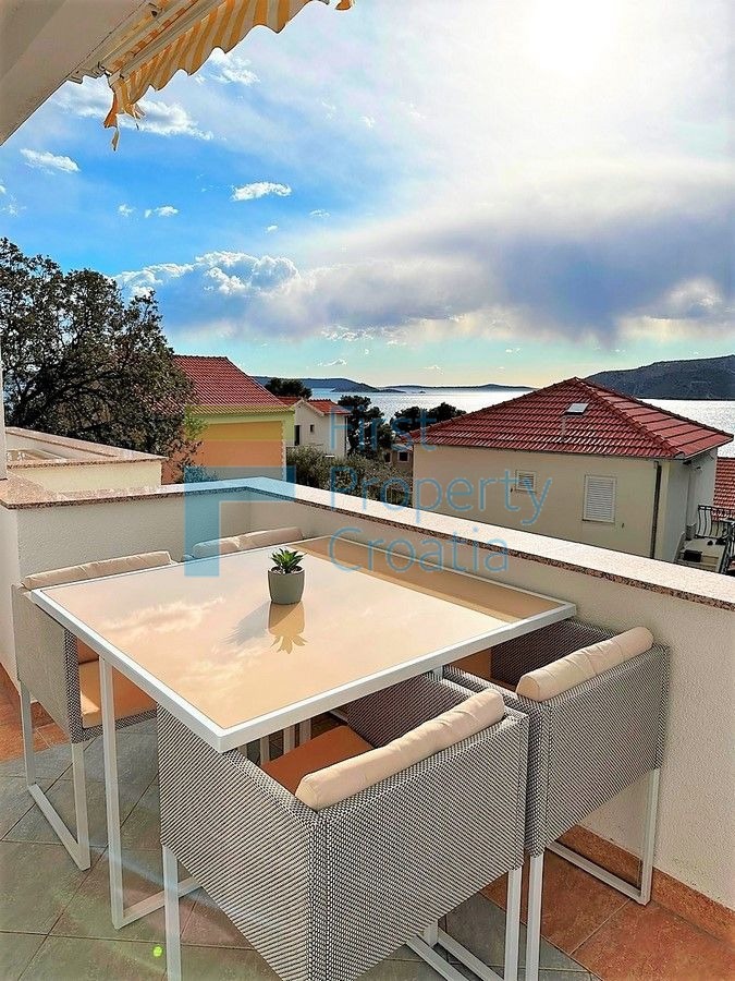 TG0233 - Prostrana apartmanska kuća s bazenom, otok Čiovo, na prodaju