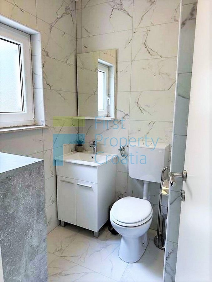 TG0233 - Prostrana apartmanska kuća s bazenom, otok Čiovo, na prodaju