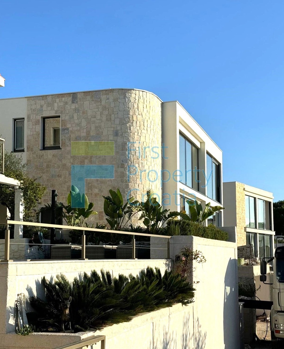 RG1728 - Vile s panoramskim pogledom, okolica Rogoznice, na prodaju